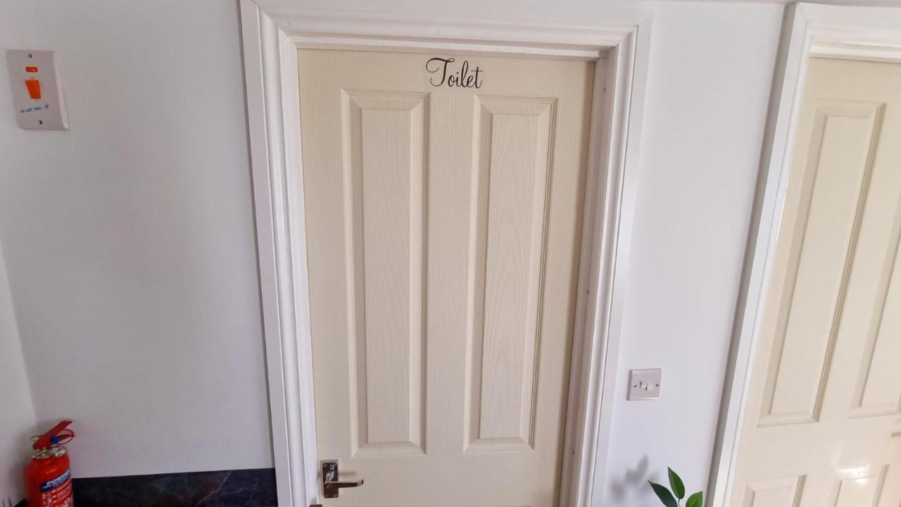 T-I-G-H The Coziest Place Wifi & Netflix Near Roundhay Villa Leeds  Bagian luar foto