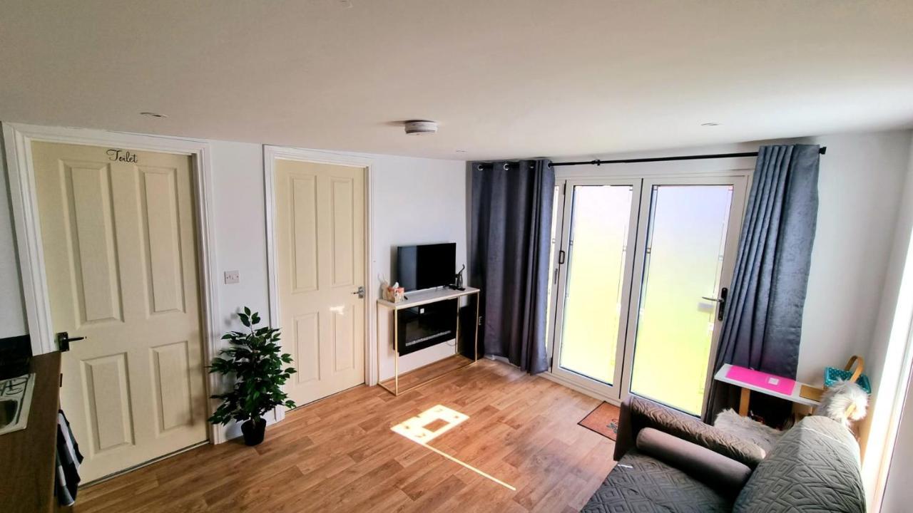 T-I-G-H The Coziest Place Wifi & Netflix Near Roundhay Villa Leeds  Bagian luar foto